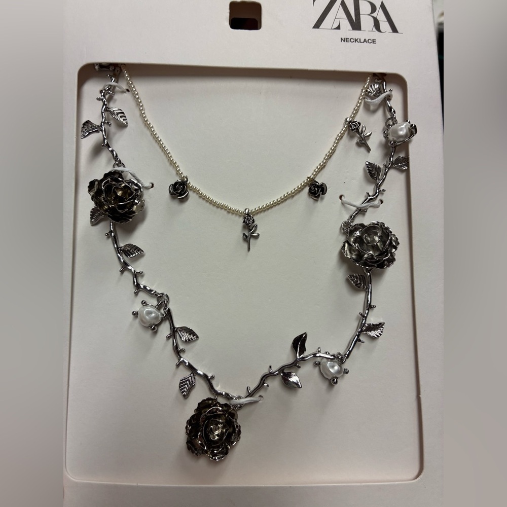 NWT. Zara Set of two Necklace with beads and metal roses. - Picture 5 of 8